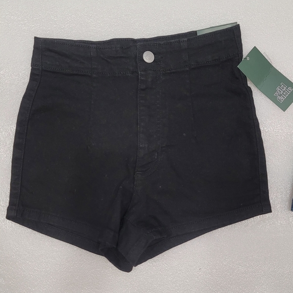 Shorts - Picture 3 of 5